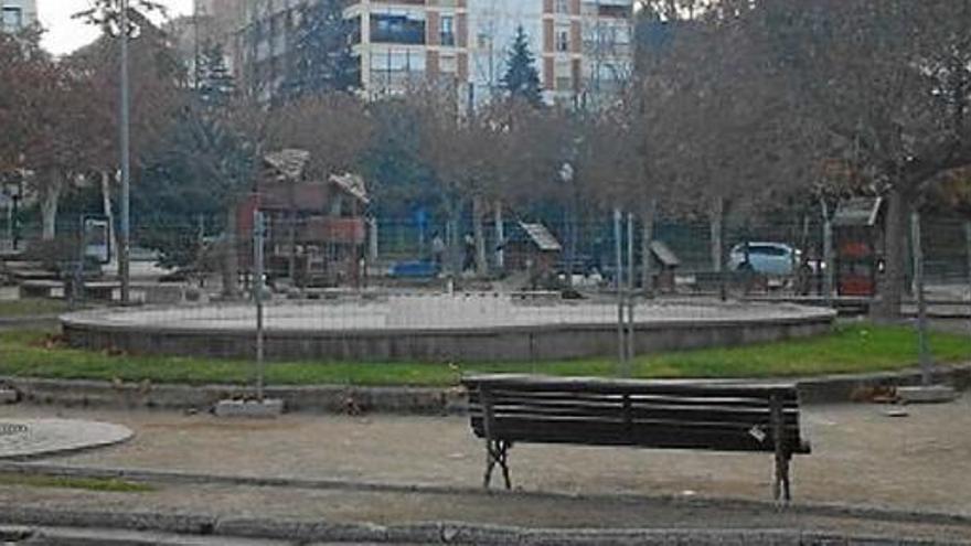 La font de la plaça d&#039;Espanya envoltada de tanques, abans-d&#039;ahir