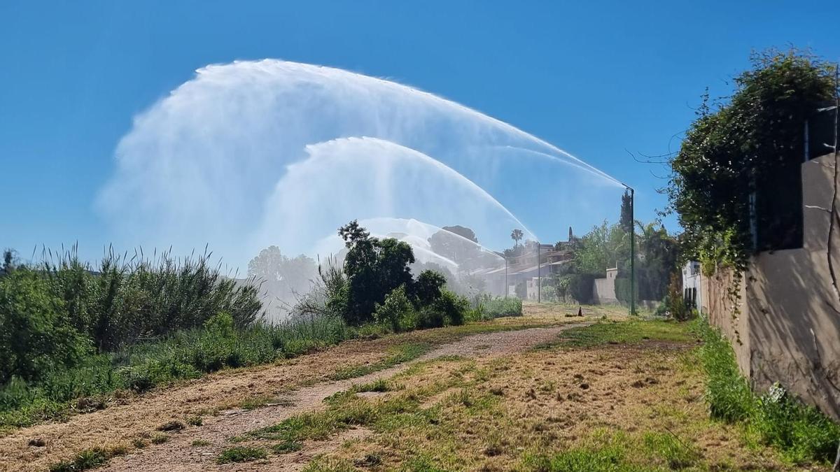 Riba-roja de Túria pone en marcha los 20 cañones de agua en el Parc Fluvial para proteger a las urbanizaciones.