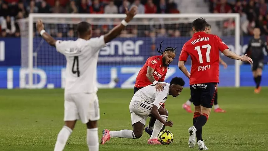 ¡Vinicius caza el balón en el áre y empata en El Sadar!