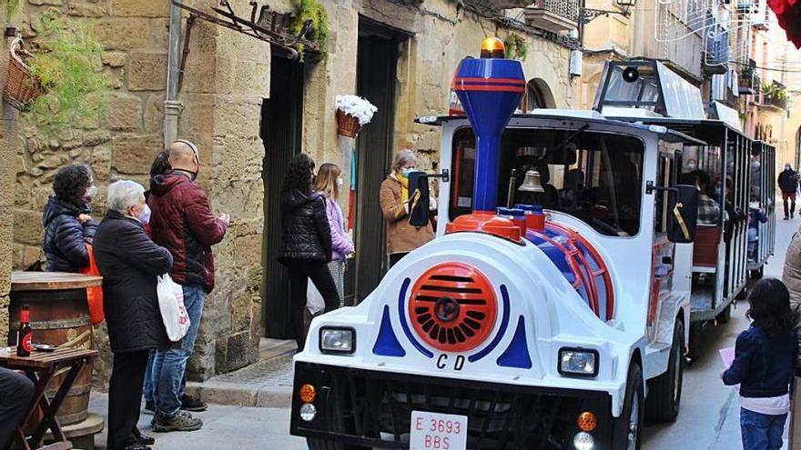 El tren de Nadal recorre el carrer del Castell de Solsona ahir al matí