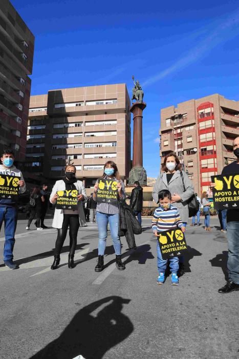 Hosteleros colapsan el centro de Lorca reclamando la apertura de sus negocios