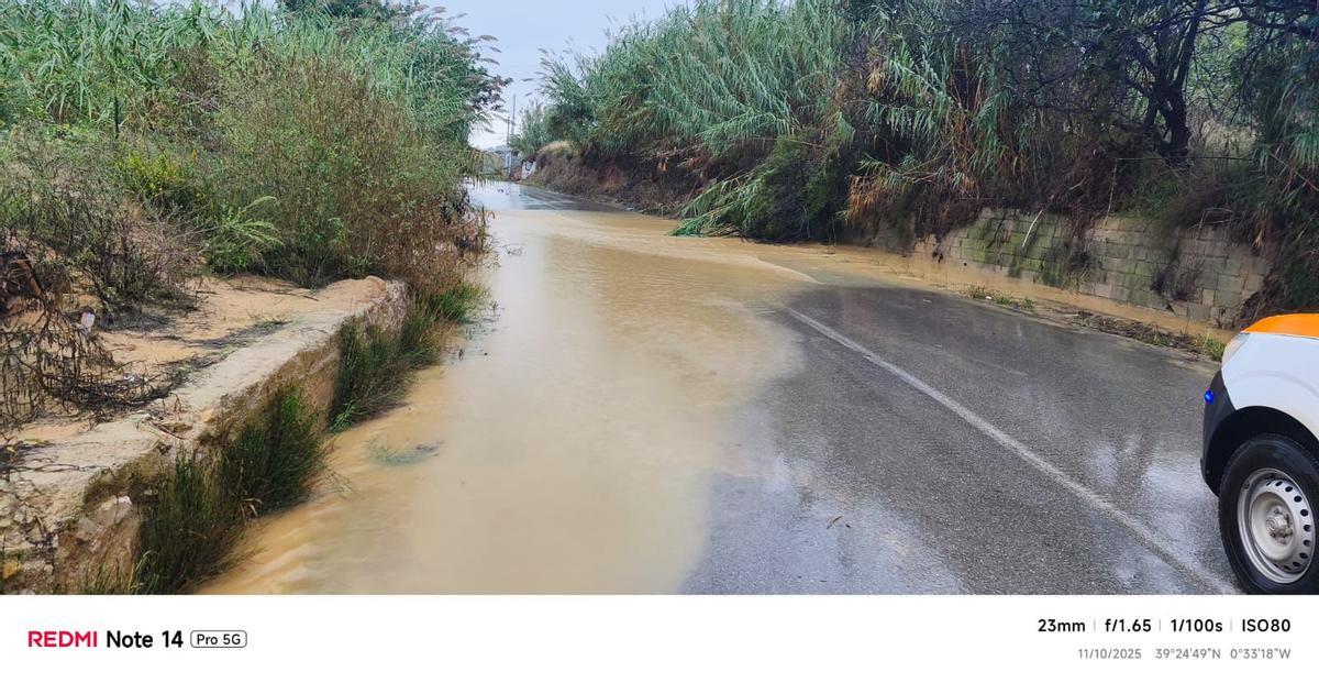 Uno de los caminos anegados de agua