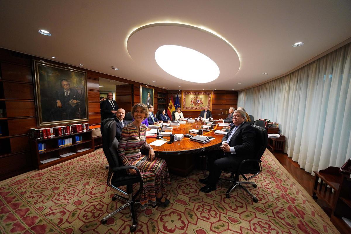 Cándido Conde Pumpido , junto a los demás magistrados preside el Pleno Jurisdiccional del Tribunal Constitucional