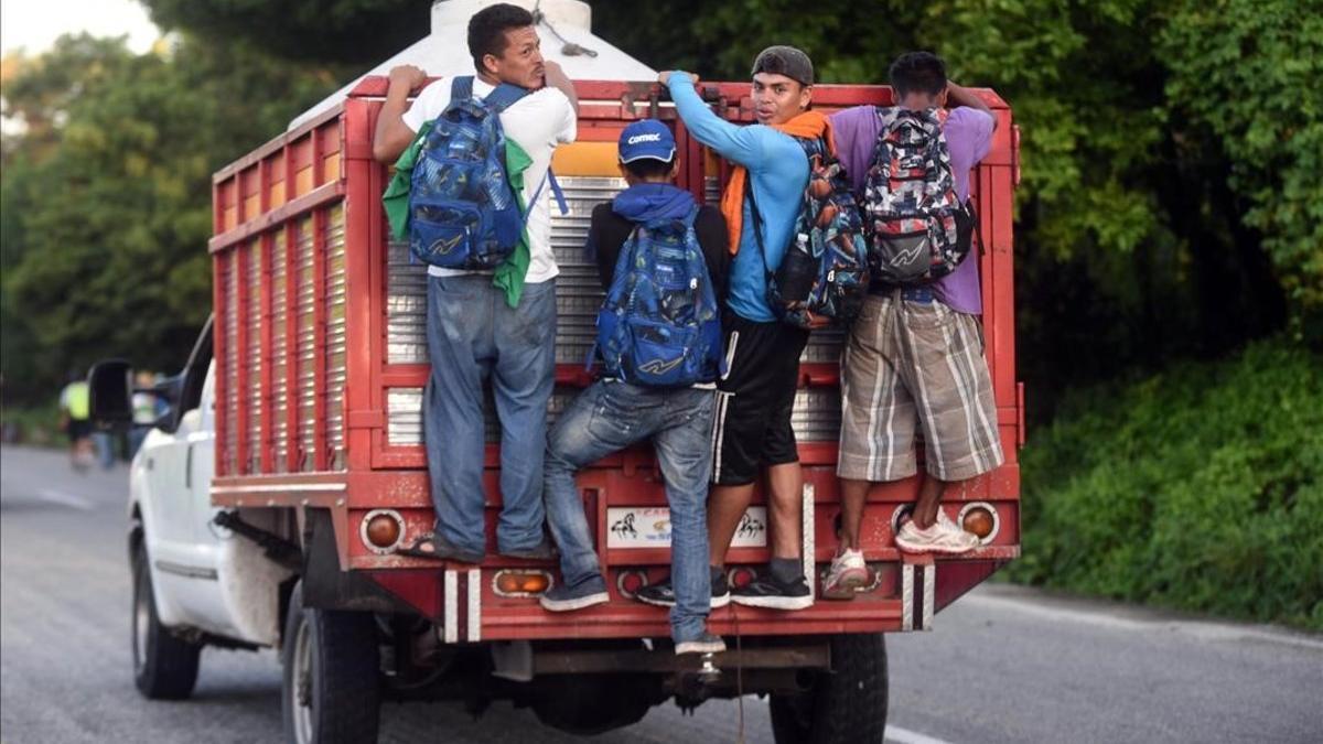 Inmigrantes hondureños en un camión que circula por México rumbo a EEUU.