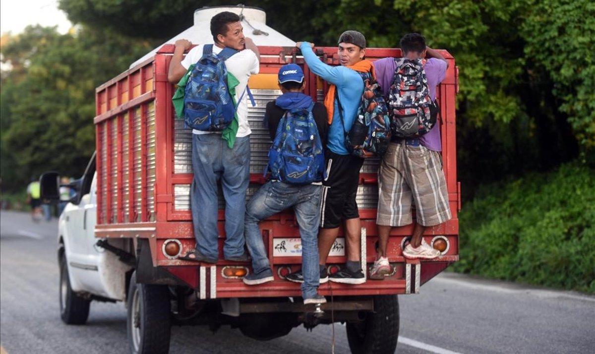 zentauroepp45613851 honduran migrants heading in a caravan to the us  travel sta181025180238