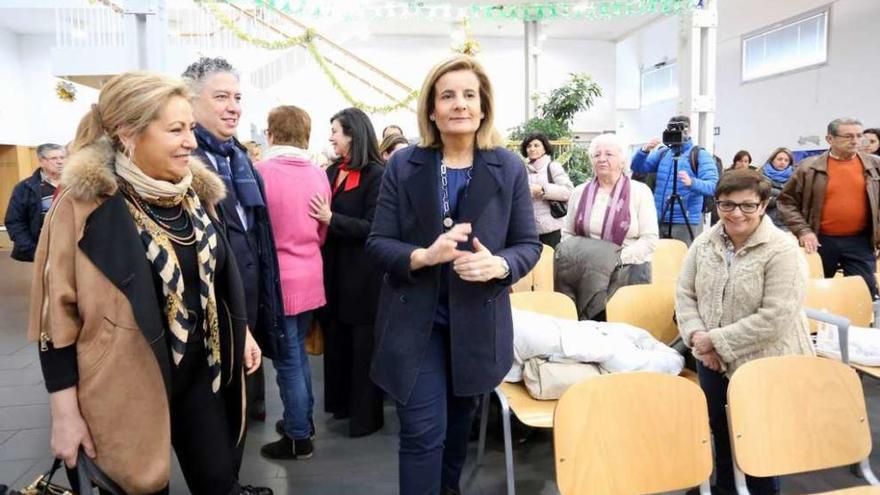 Báñez y Rosa Valdeón visitan el centro de mayores Zona Sur de Valladolid.