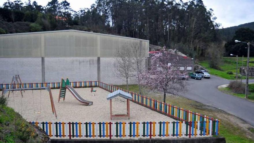 Parcela de Brasal, donde están el pabellón, la casa da cultura y un parque infantil. // Iñaki Abella