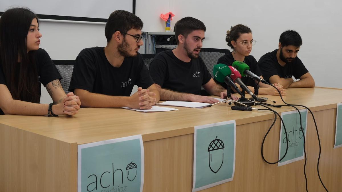 Miembros del colectivo Acho Badajoz denuncian que Javier Gragera utilizaba un perfil falso en Twitter.