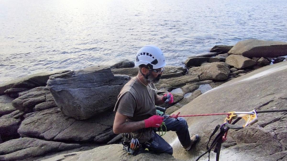 Escalada ante el mar en el acantilado de Loira.