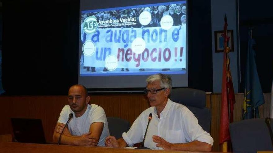 Mariano Abalo (dcha.) en la asamblea que celebró ACE, ayer por la noche, en el Concello. // G.N.