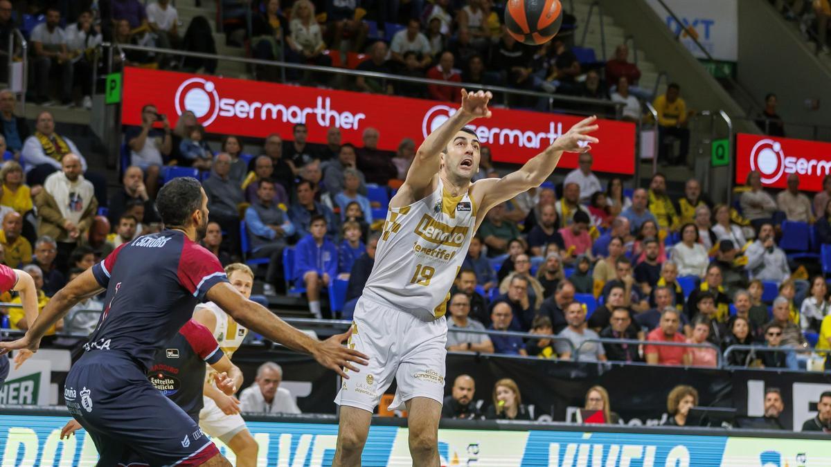 Shermadini saca el balón durante el duelo entre el Lenovo y el Obradoiro.