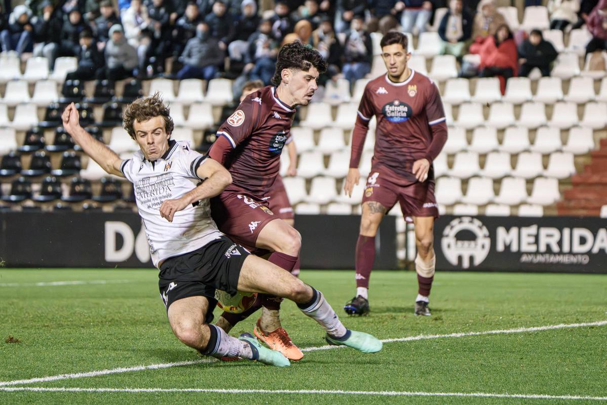 Artola lucha con un rival durante el partido ante el Pontevedra.