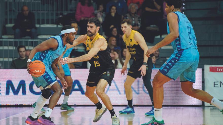 Jerrick Harding, defendido por Joan Sastre en el MoraBanc Andorra-La Laguna Tenerife.