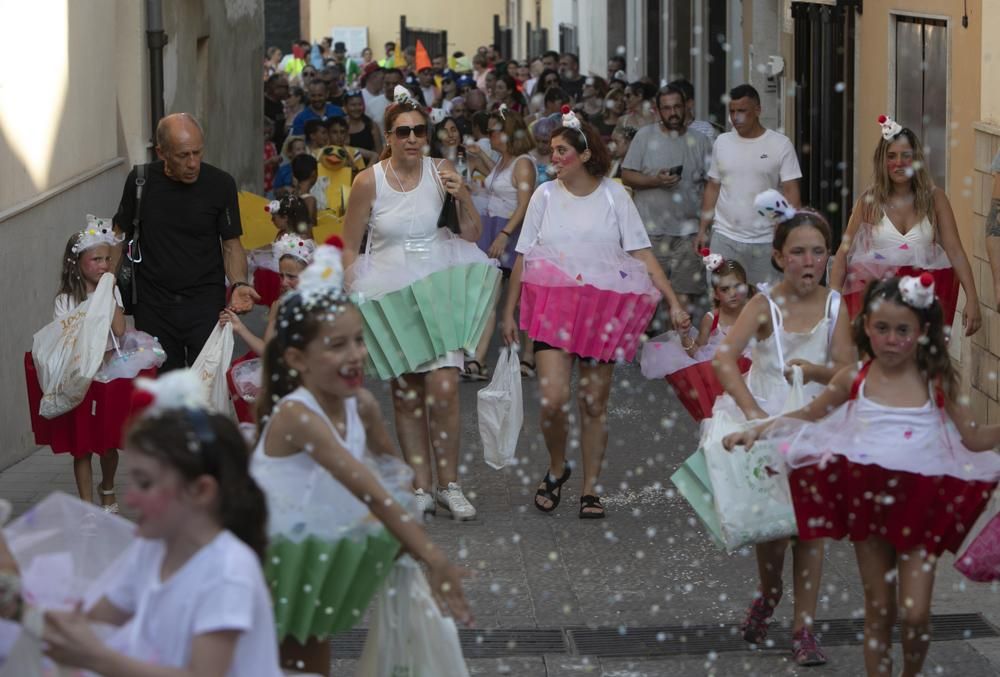 Las imágenes de la cabalgata que llenó de color Benifairó