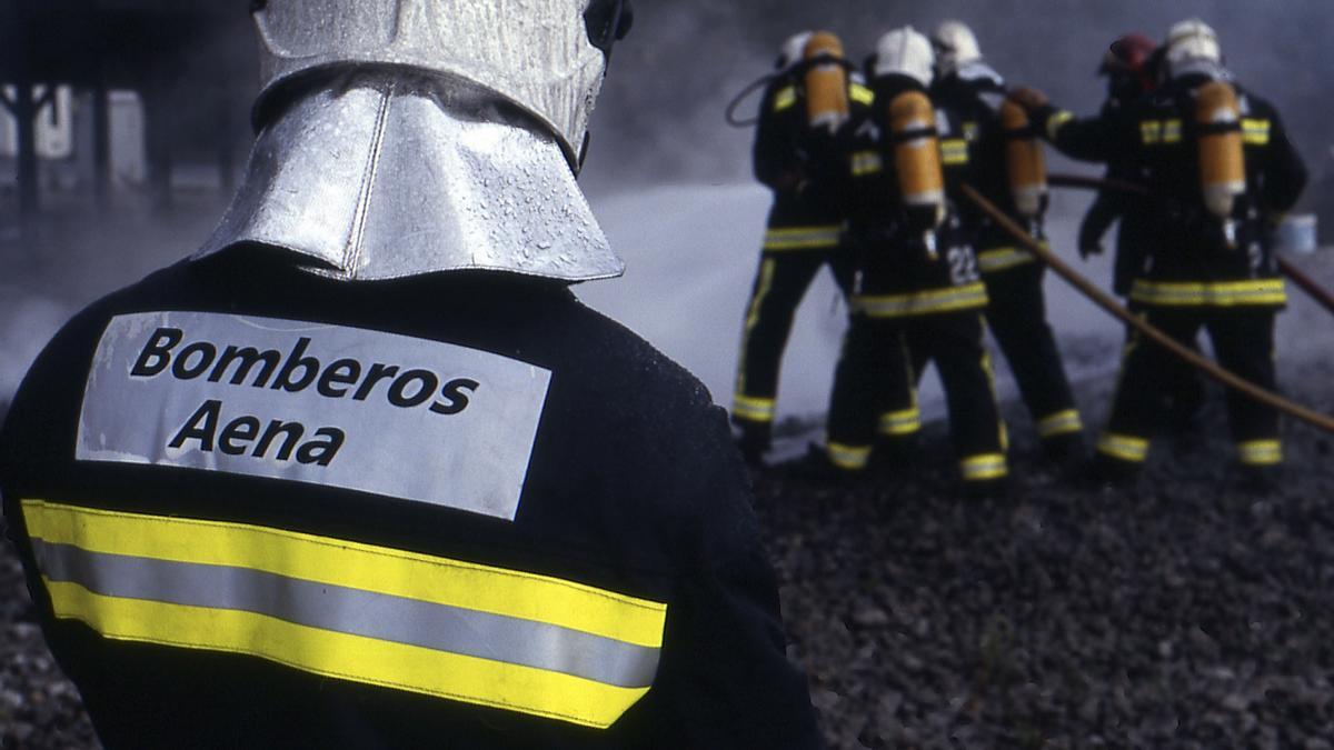 Bomberos de Aena en la intervención del simulacro de emergencia en el aeropuerto de Málaga-Costa del Sol