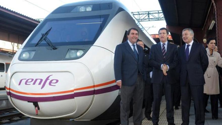 Carlos Negreira, Alberto Núñez Feijóo y José Blanco, durante el viaje inaugural del AVE entre A Coruña y Ourense. / Fran Martínez