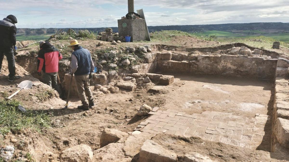 Muros y construcciones que han salido a la luz durante la intervención arqueológica, con distintas estancias y muros que conectan entre sí.