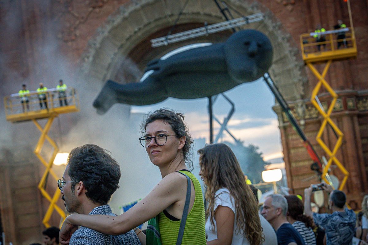 Marc Salicrú desata un espectáculo caótico con más de 300 personas en el Arc de Triomf