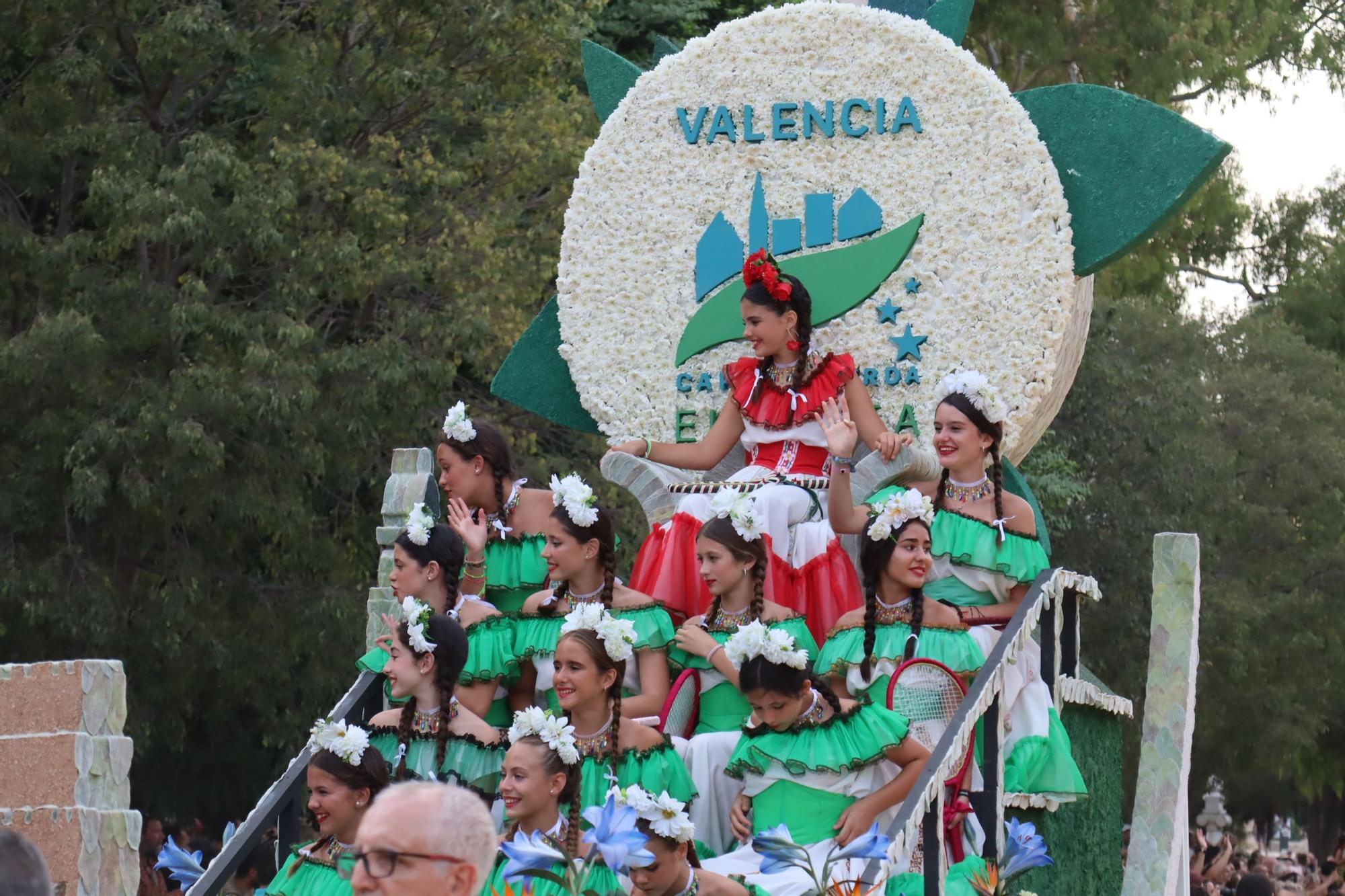 Los ciclos falleros de 2023 y 2024 se unen en la Batalla de Flores