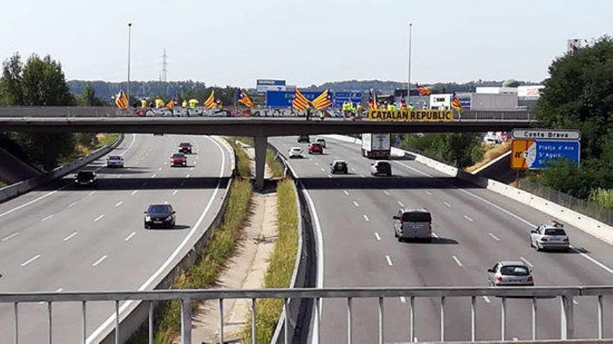 Un dels ponts durant l&#039;acció a l&#039;AP-7.