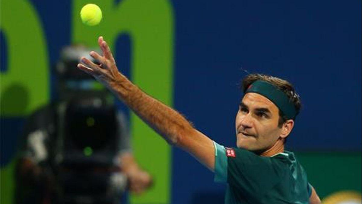 Federer vuelve con una trabajada victoria en su debut en Doha