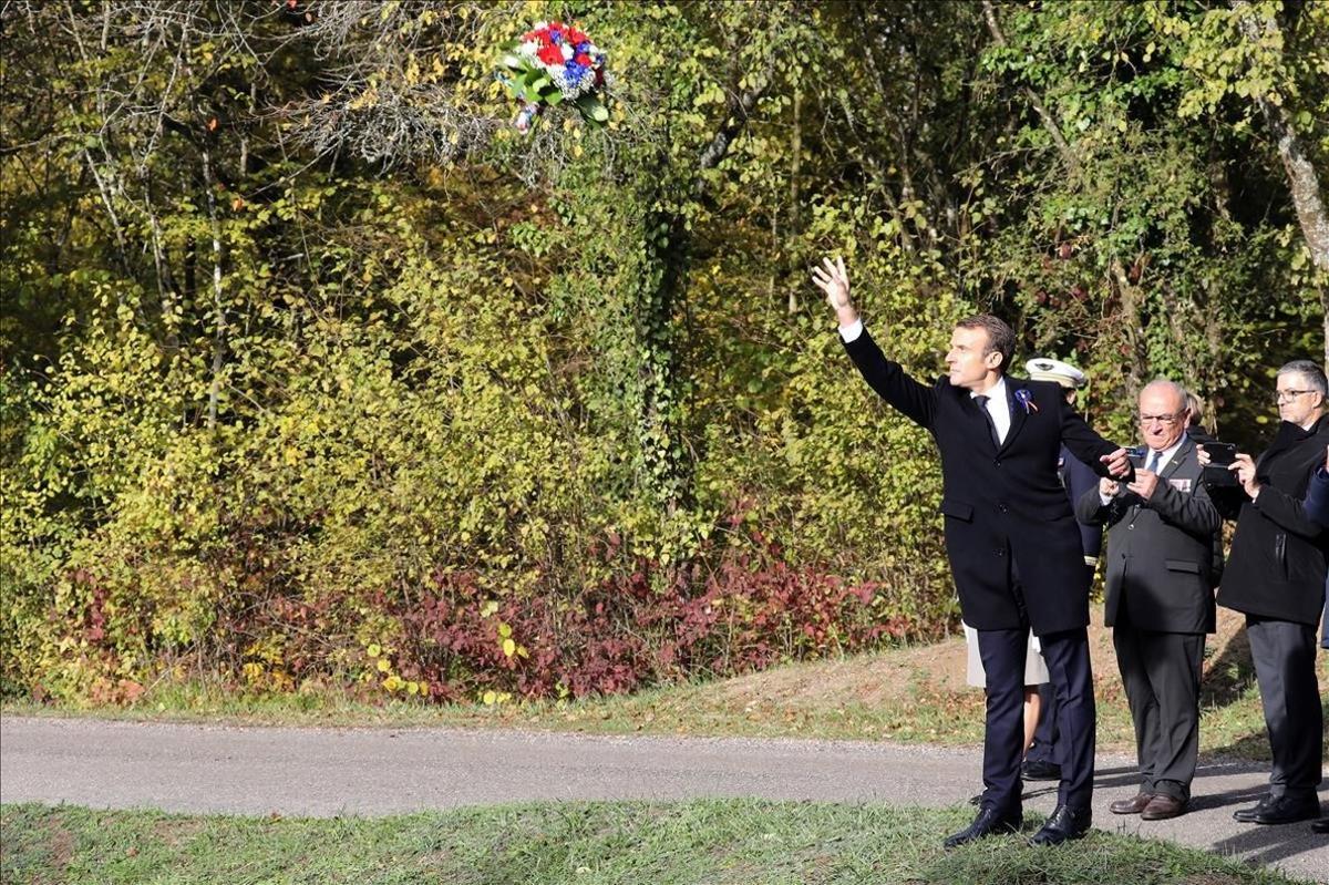 zentauroepp45777955 french president emmanuel macron throws a wreath of flowers 181106185442