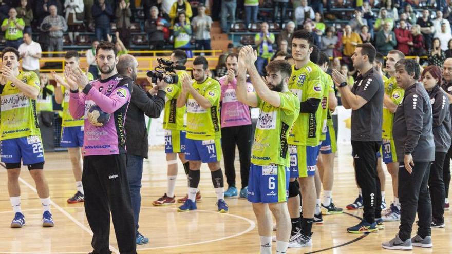 Los jugadores del BM Zamora saludan al público al final de un partido