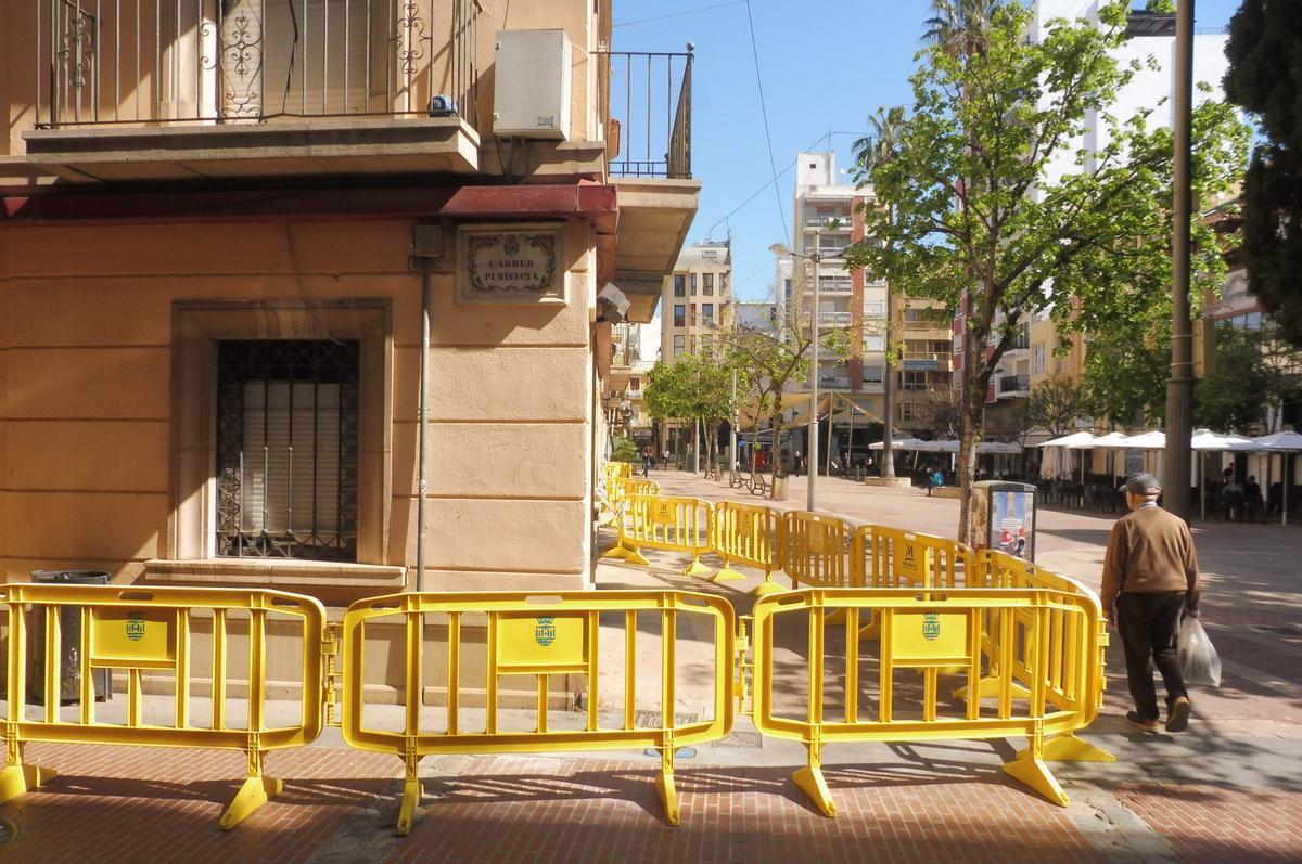 Vallas en la esquina con la calle Puríssima.