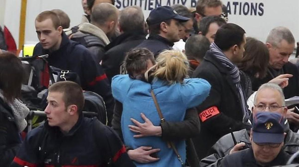 Mostres de condol després de la matança d’almenys 12 persones en l’atemptat contra el setmanari ’Charlie Hebdo’.