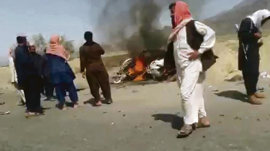 Los restos del impacto de los drones que acabaron con la vida del líder de los talibanes.