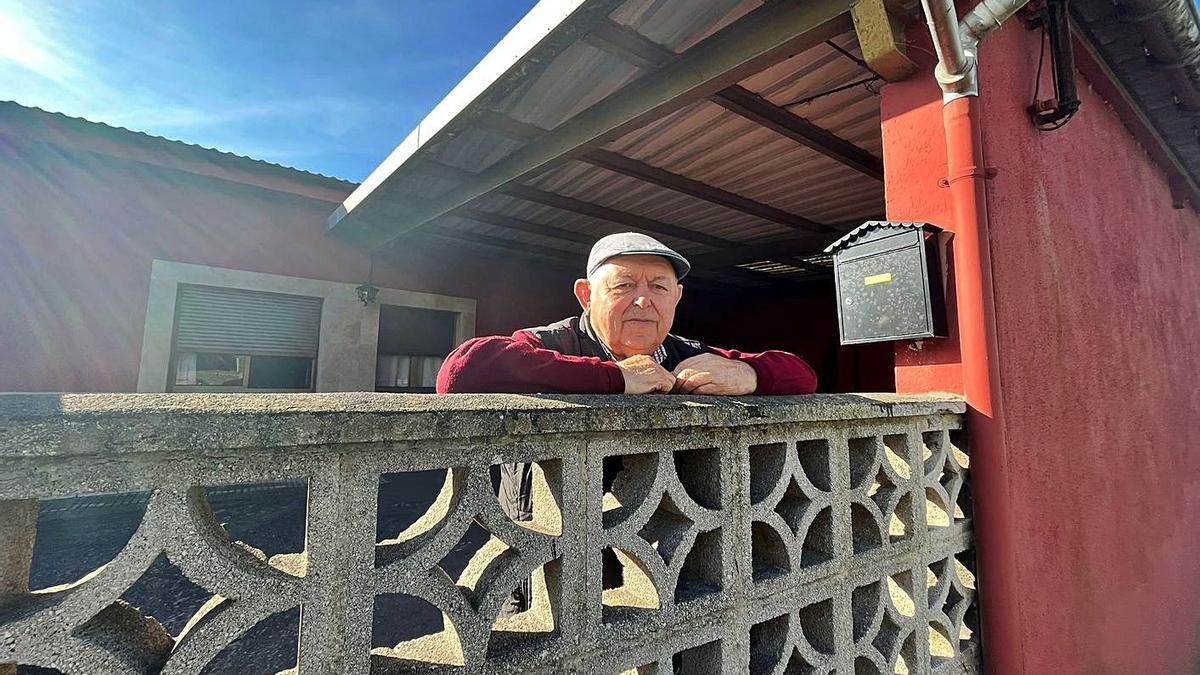José Manuel Nuño, en el muro de su casa, donde nació, frente a la escuela de Bobes. | I. G.