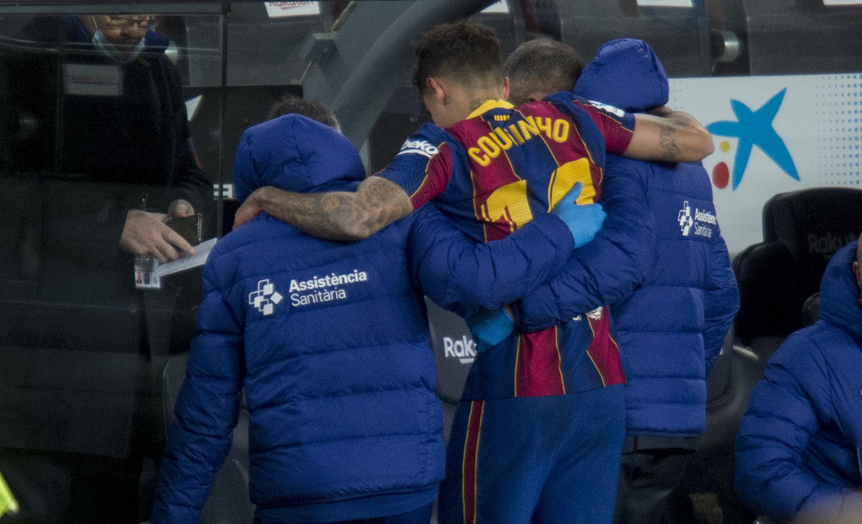 Coutinho abandona lesionado el Camp Nou durante el partido con el Eibar.