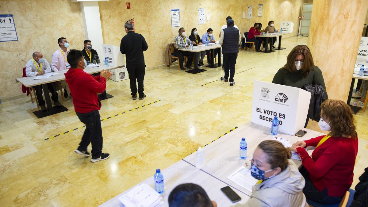 Los ecuatorianos residentes en la Región votan en la segunda vuelta de las elecciones de su país