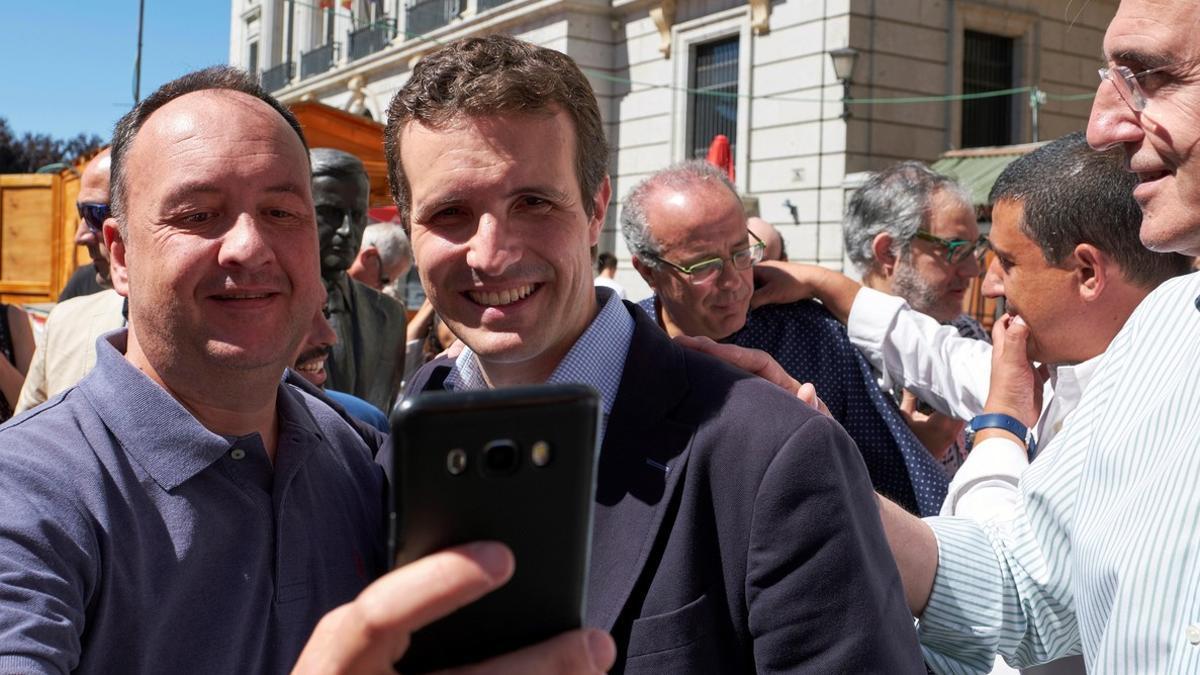 Pablo Casado, con simpatizantes del PP, el domingo en Ávila.