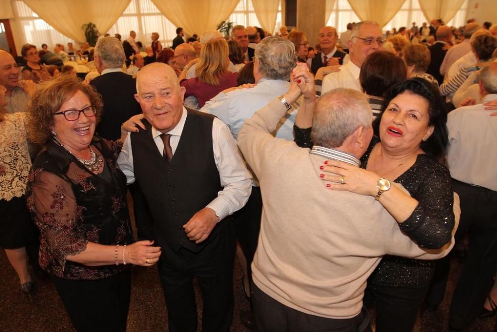 Almuerzo y baile por el Día de los Enamorados en el Club de Mayores de Cartagena