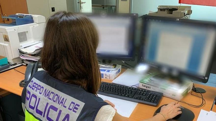 Una agente de la Policía Nacional de Elche, supervisando las redes sociales