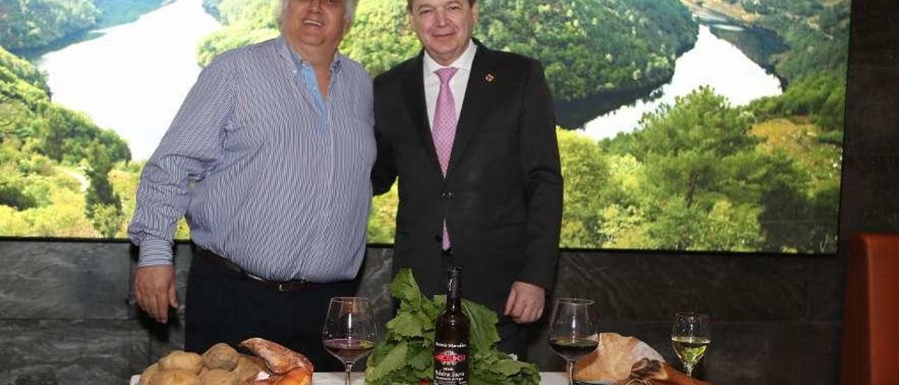 Gerardo Rodríguez y Enrique Rey, con un cocido en el restaurante Cabo do Mundo. // Seixas/Lalínpress