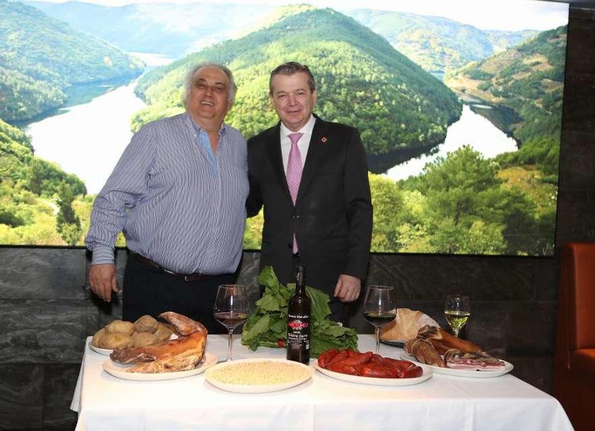 Gerardo Rodríguez y Enrique Rey, con un cocido en el restaurante Cabo do Mundo. // Seixas/Lalínpress