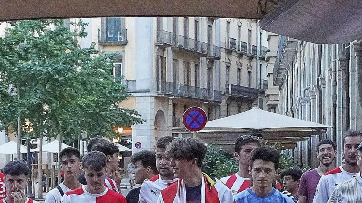 Seguidors del Girona veient la final en un bar. | MARC MARTÍ