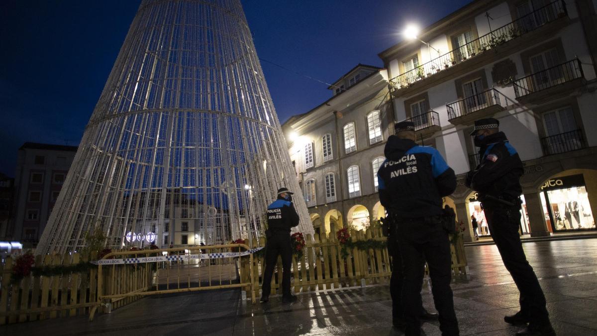 Agentes de la Policía Local en la plaza de España en una imagen de archivo