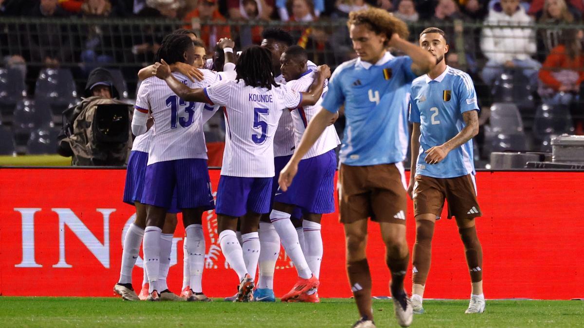 Los futbolistas de Francia celebran el gol de Kolo Muani