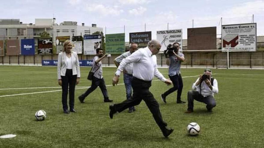 EL MINISTRO SIN MIEDO AL PENALTI. El ministro del Interior, Jorge Fernández Díaz, tira un penalti en un acto electoral en Barcelona.