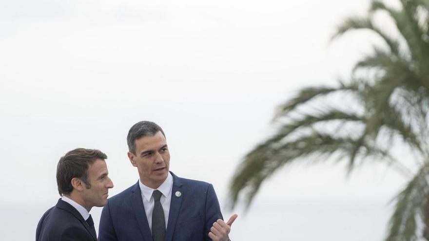 Sind sich einig: Premier Sanchez (re.) und Frankreich-Präsident Macron auf dem Gipfel der EU-Mittelmeer-Länder in Alicante.  | FOTO: JORGE GIL/EUROPA PRESS