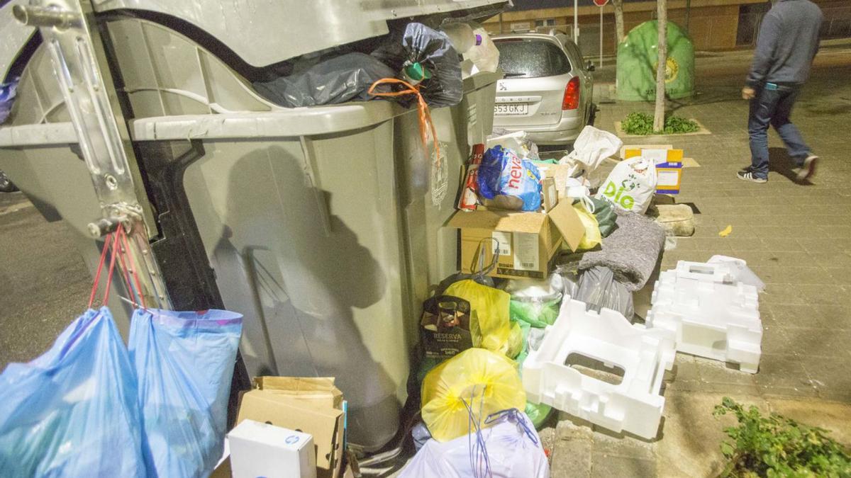 Un hombre micciona en una calle del Casco Antiguo de Alicante, en una imagen de archivo.  | JOSE NAVARRO