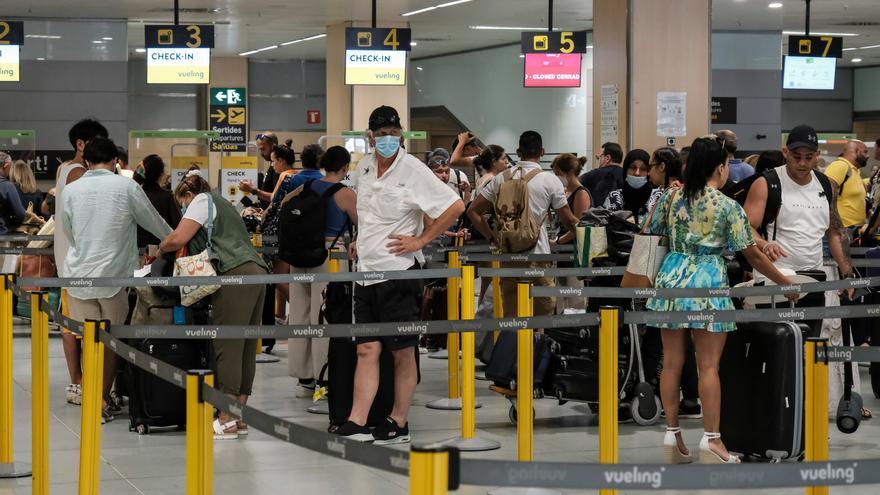 Pasajeros en el aeropuerto de Palma durante la huelga de easyJet y Ryanair