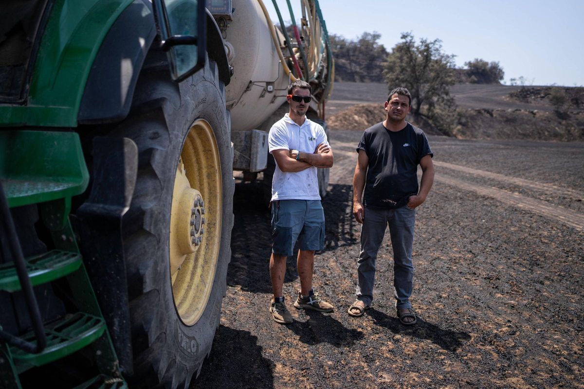 Marc y Jounou, dos agricultores cuyos campos de trigo han quedado arrasados por los incendios de Torrefeta y Sanaüja.