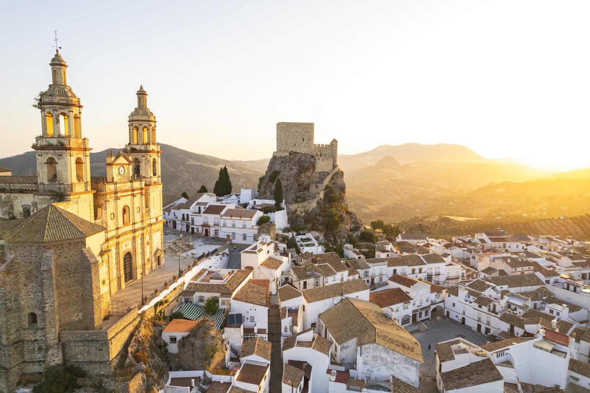 Paisaje urbano de Olvera al amanecer