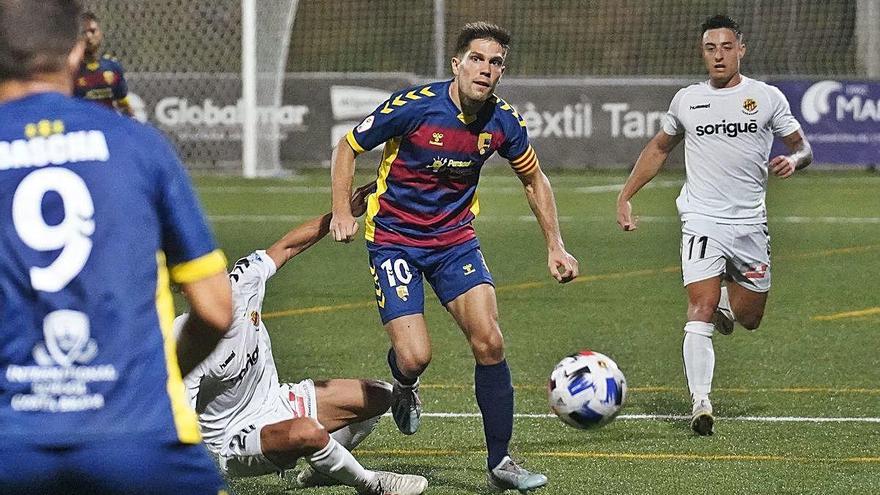 Gil Muntadas contra la pilota, amb Sascha en primer pla, durant el Llagostera-Nàstic d&#039;ahir.