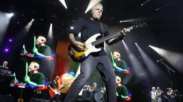 1.-David Summers, en un momento del concierto. 2.-Una pancarta de aficionados a la banda «Hombres G». 3. -Un momento del concierto de «Carolina Durante». 4.-Público en el concierto de la banda madrileña.  | ÁNGEL GONZÁLEZ