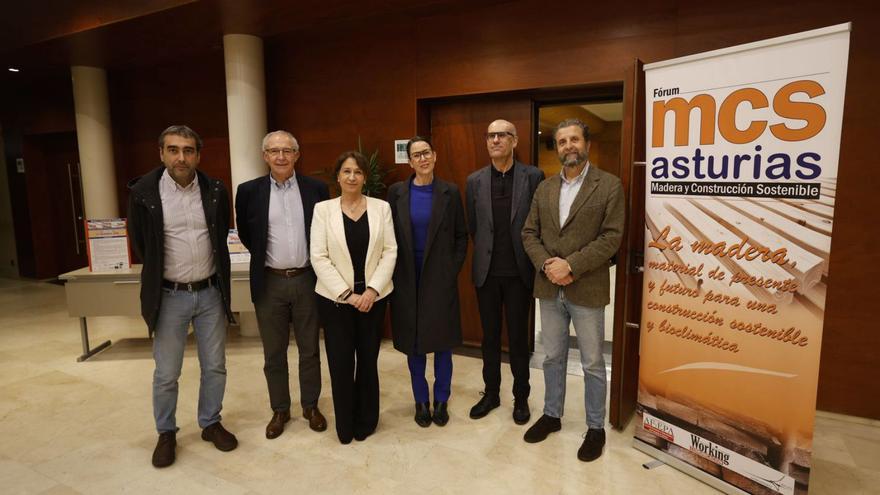 Autoridades y ponentes, antes de la sesión inaugural del encuentro sobre construcción sostenible y madera. | LUISMA MURIAS